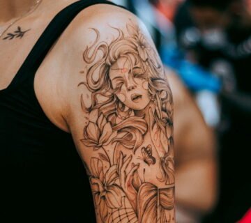 Close up van een tatoeage op een bovenarm